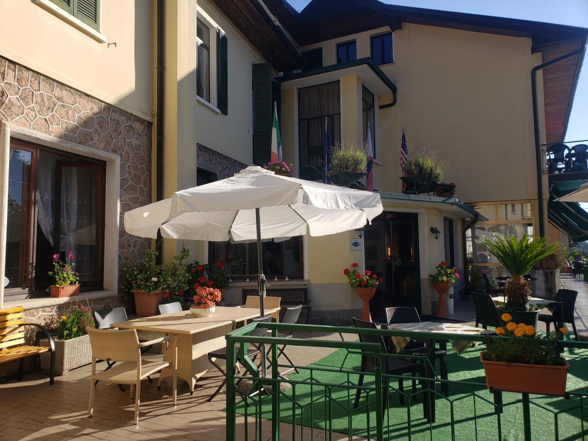 Budget Hotel Vittoria & Ristorante Marzio エクステリア 写真