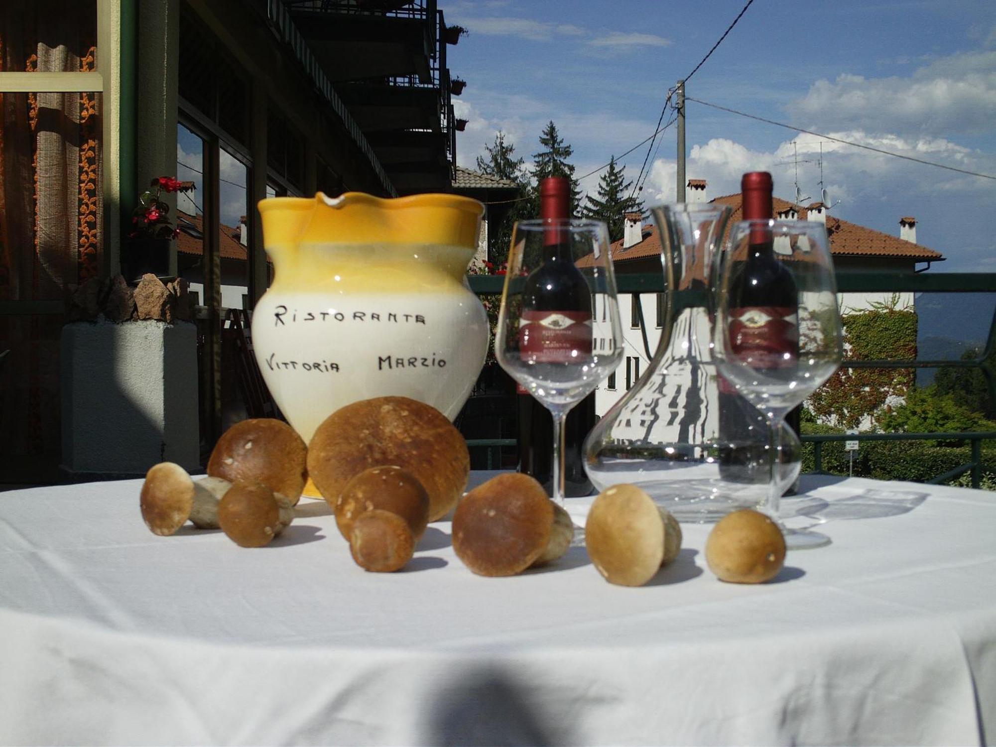 Budget Hotel Vittoria & Ristorante Marzio エクステリア 写真