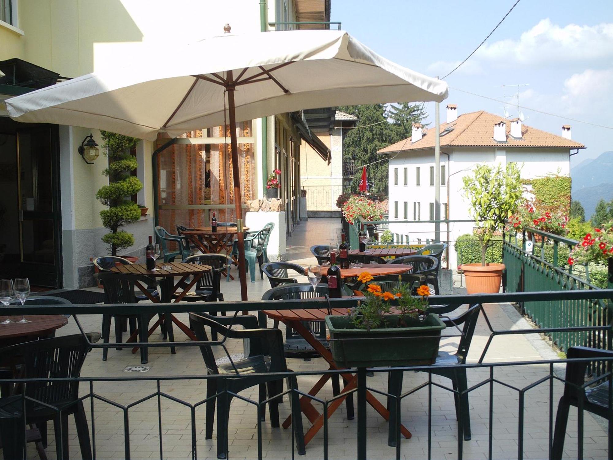Budget Hotel Vittoria & Ristorante Marzio エクステリア 写真